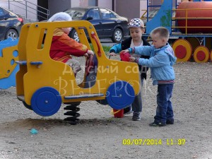 В детском саду ВЕТЕРОК оборудована замечательная площадка для прогулок детей