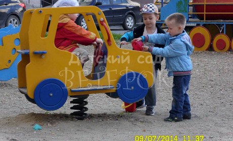 В детском саду ВЕТЕРОК оборудована замечательная площадка для прогулок детей