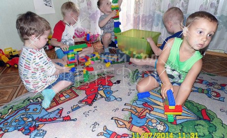 Дети собирают конструкции из ЛЕГО в детском саду ВЕТЕРОК
