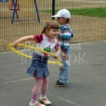 Мы играем на игровой площадке в детском саду ВЕТЕРОК