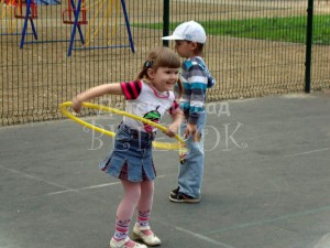 Мы играем на игровой площадке в детском саду ВЕТЕРОК